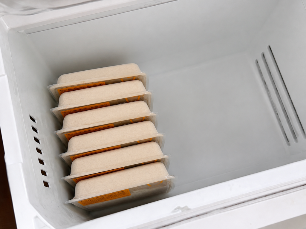 冷凍庫の占有面積っておおよそこのくらい。梱包も1食分も思ったよりずっとコンパクトで、こんなに冷凍庫内に整列ができない場合も、1つ一つが薄いので、隙間にすっぽり！